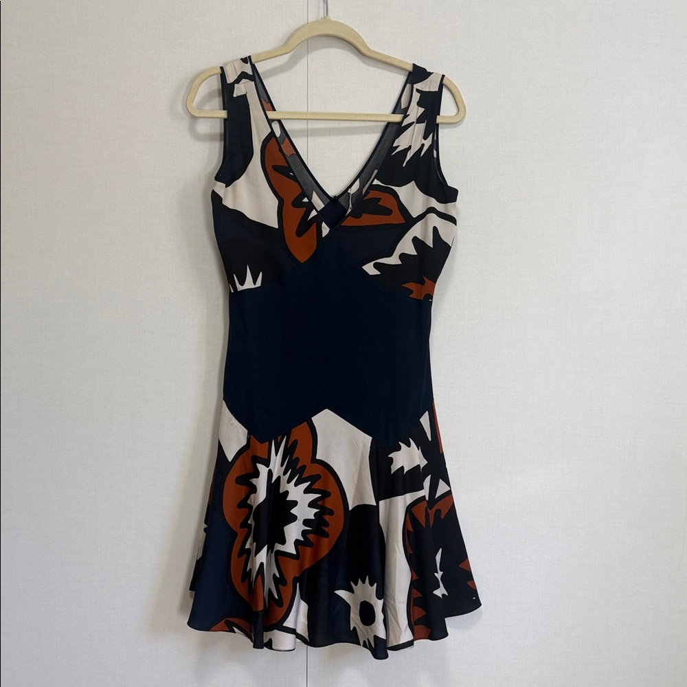 Stylish Diane Von Furstenberg Women's Dress with Bold Print. Silk size 2